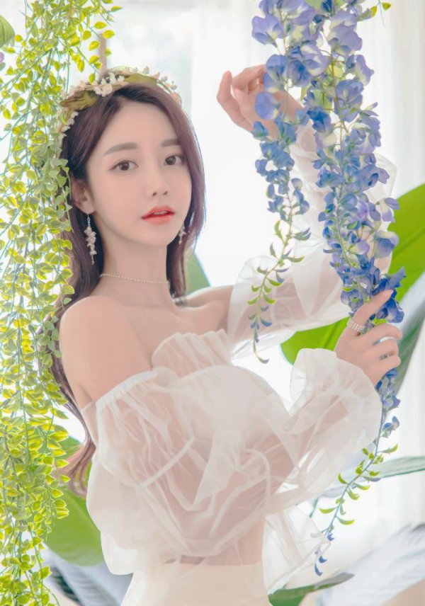 股票配资官方网 面容藏着二十四番花信的密码, 一颦一笑都在破译春天的密语